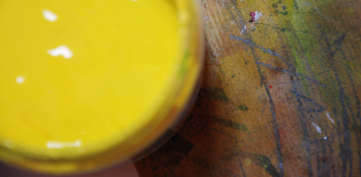 Topf mit gelber Farbe