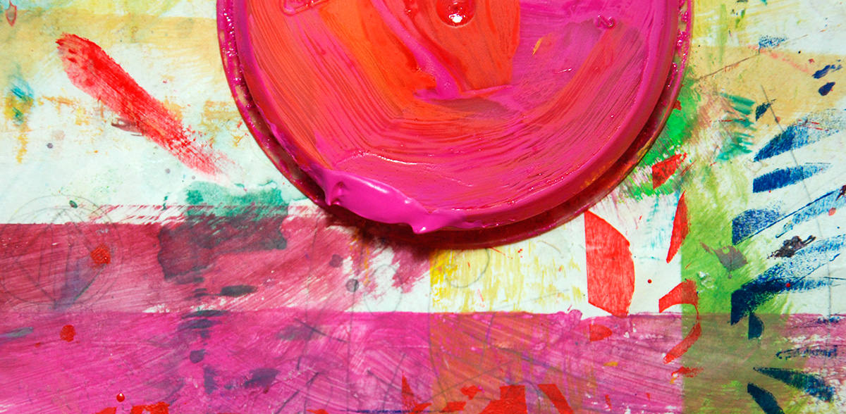 Topf mit pinker Farbe